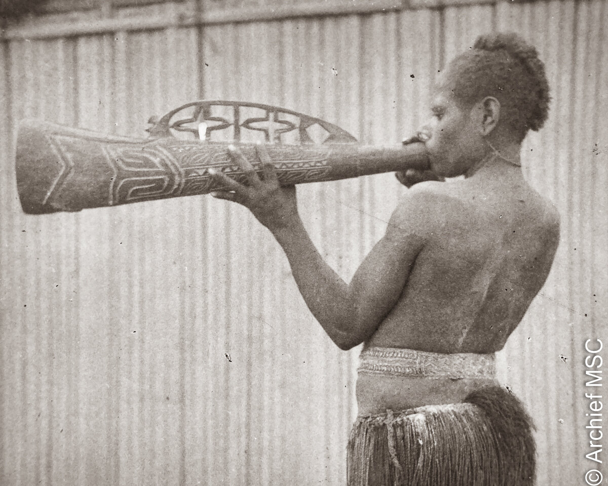 Vrouw uit Kogo met prachtig uitgesneden snelhoorn