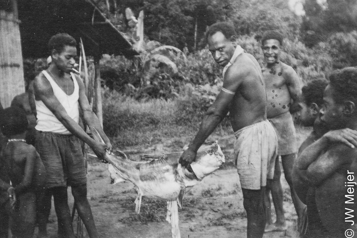 Kouh, Pebruari 1959. Kiri: Yelangenop, Kanan: Wangumop, di belakang: Deuwejob.