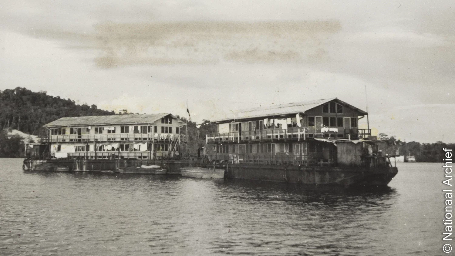 Huisboot-van-de-nngpm-te-sorong-ba3809-L