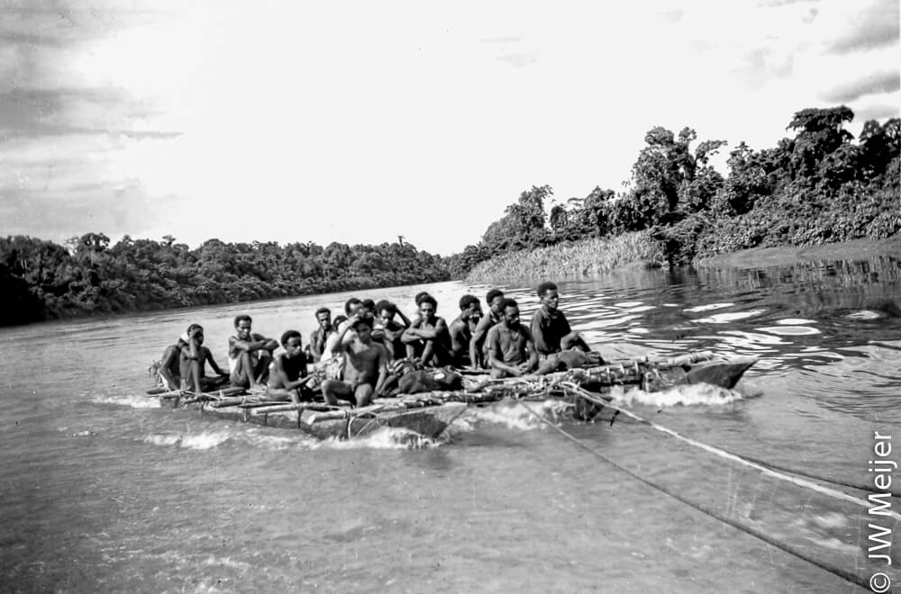 Rakit dengan peserta patroli 1958