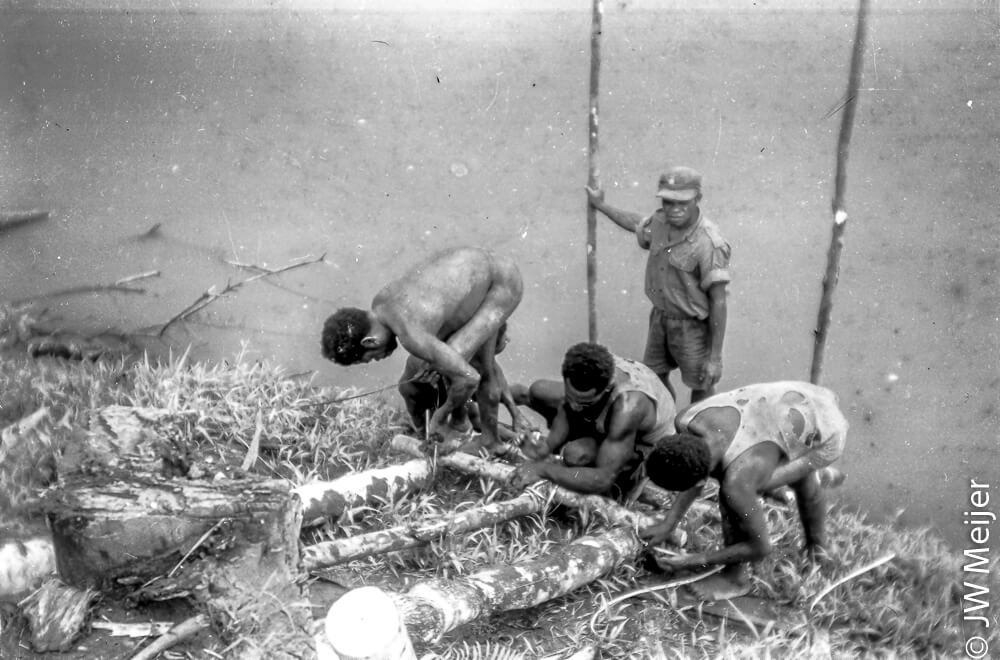 Pembuatan dermaga di kampung Arup, 1958