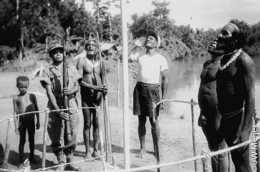 Kenaikan bendera di kampung Arup, 1958